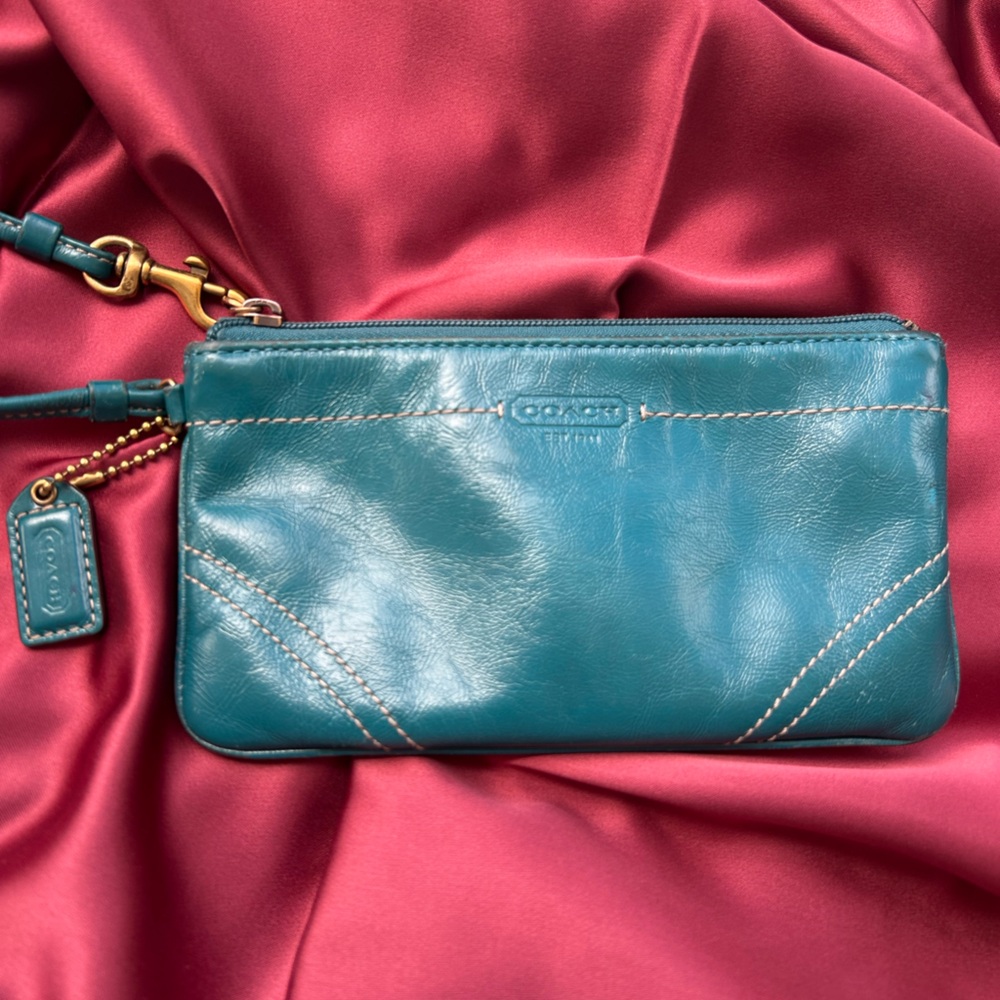 Coach Vintage Teal Patent Leather Wristlet 🩱